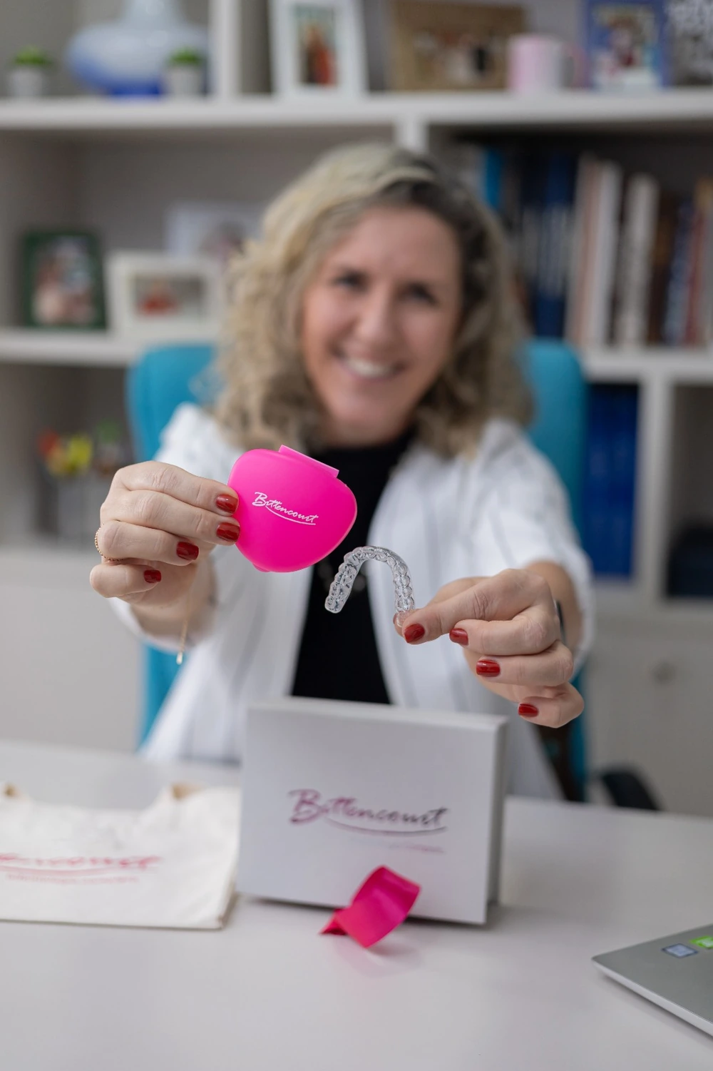 Dentista da Bittencourt Odontologia com alinhador dental transparente, em Indaiatuba